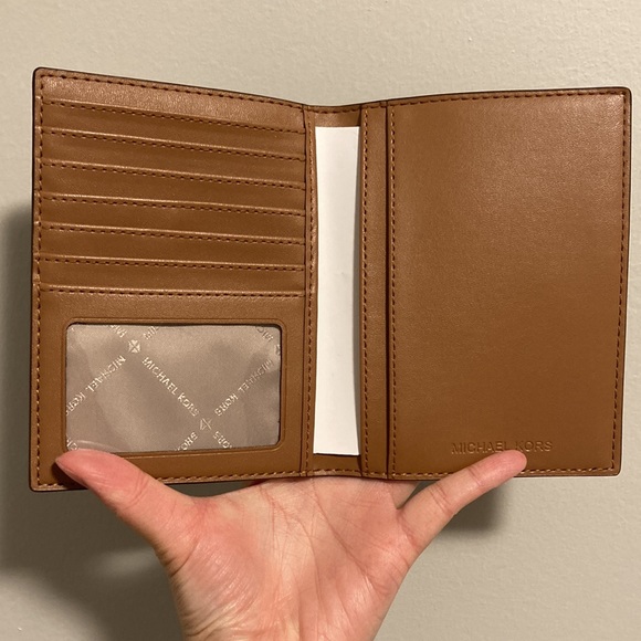 Michael Kors passport holder/wallet - Picture 3 of 4